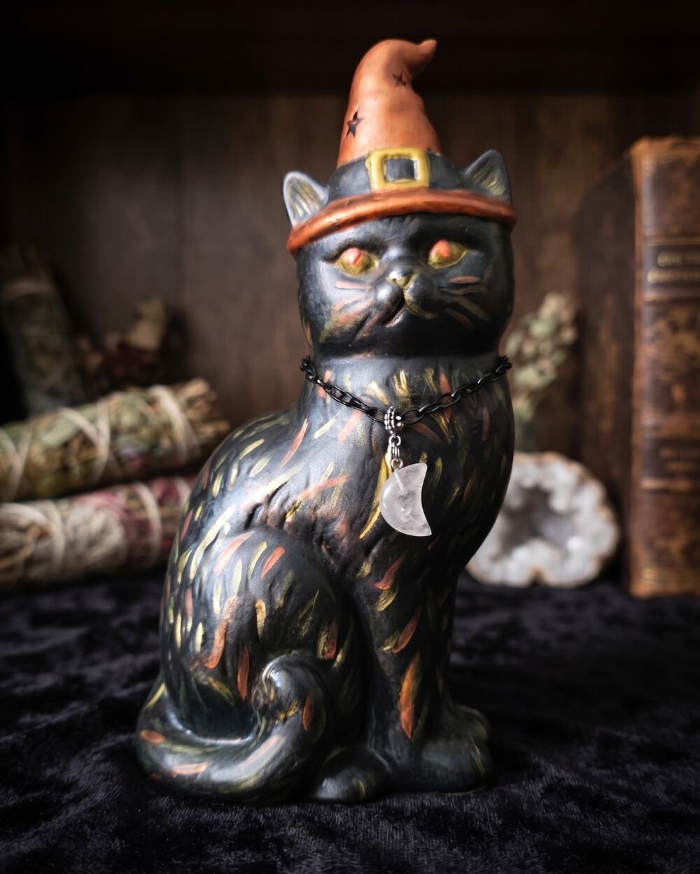 Hand-Painted Illuminated Witch Cat Statue – Spooky Gothic Halloween Decor Quartz